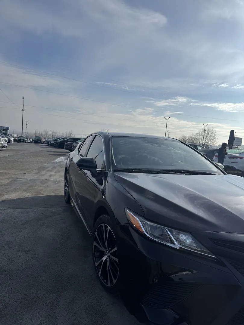 Toyota Camry - фото 1