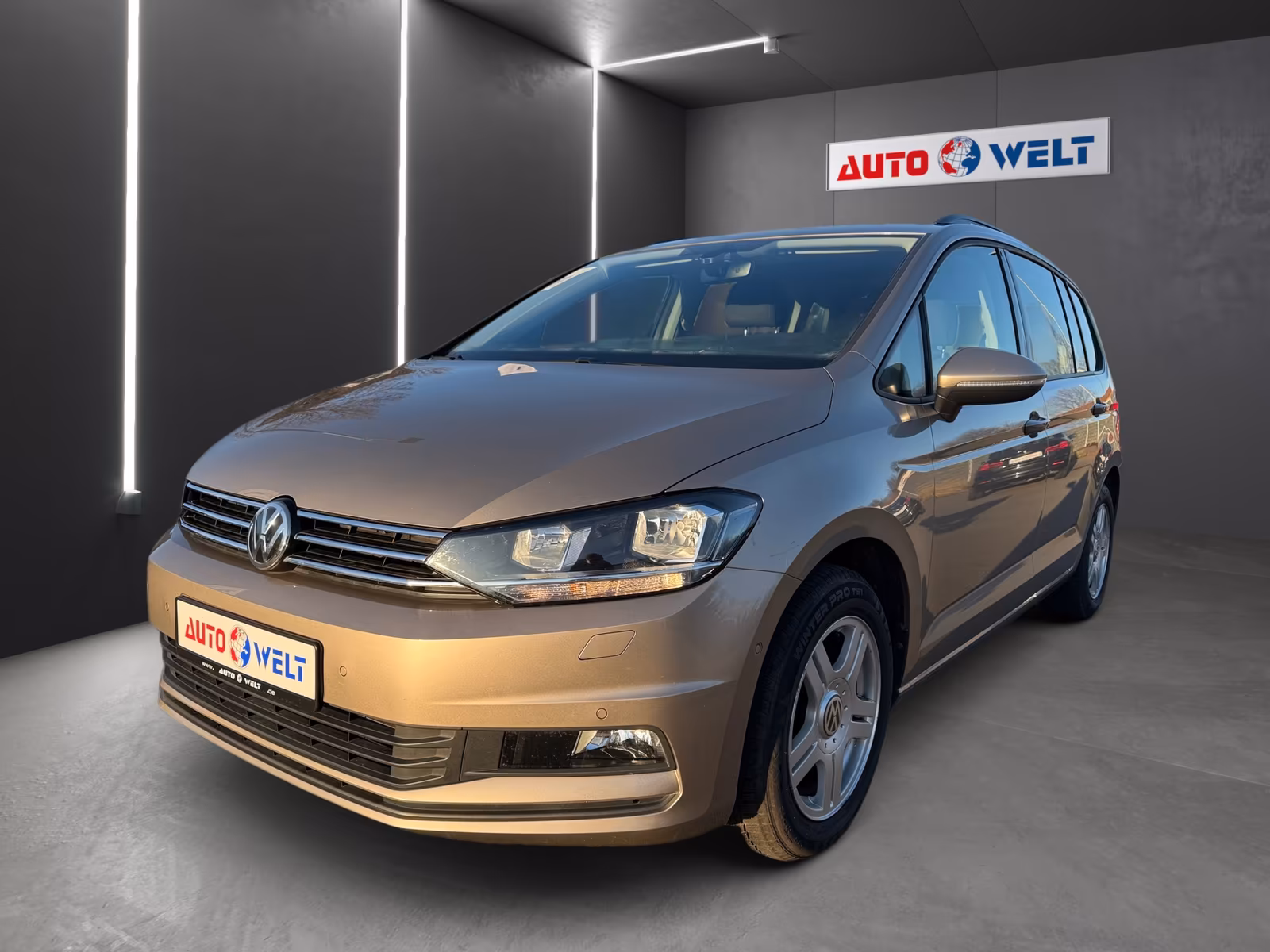 Volkswagen Touran - фото 1