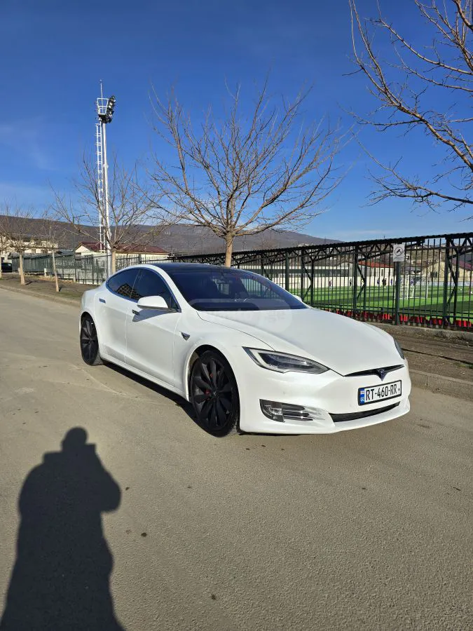 Tesla Model S - фото 1