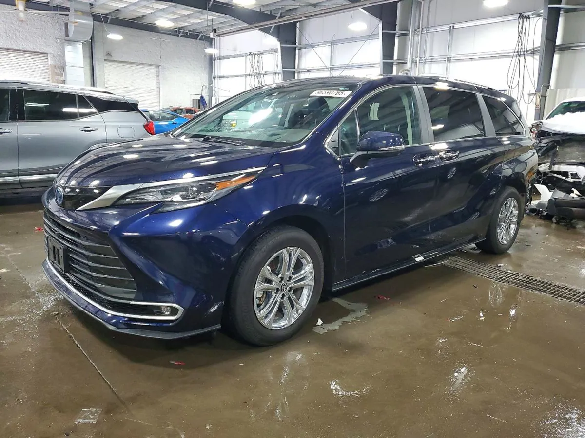 TOYOTA SIENNA - фото 1