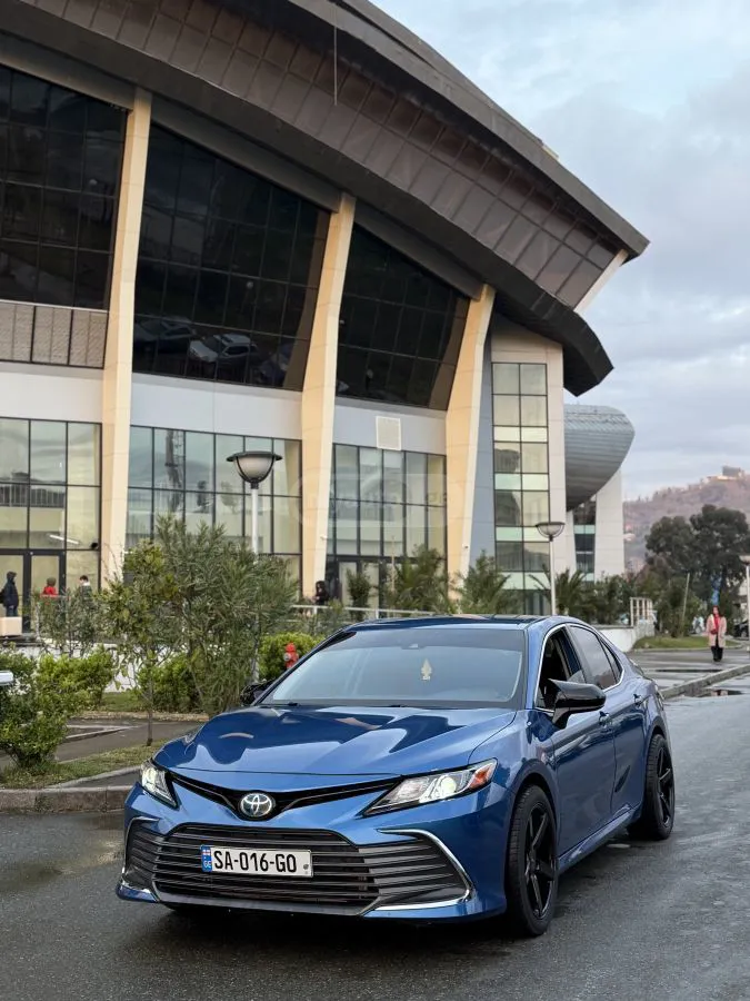 Toyota Camry - фото 1