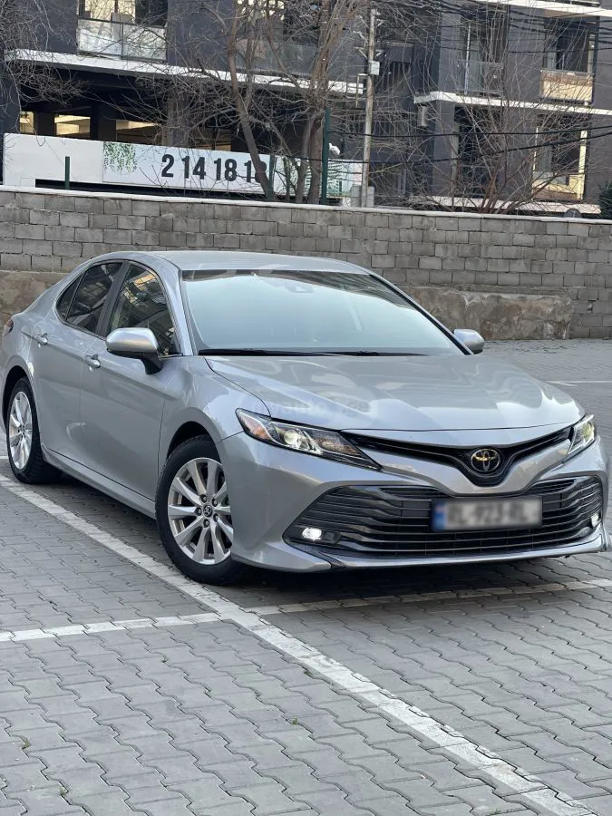 Toyota Camry - фото 1