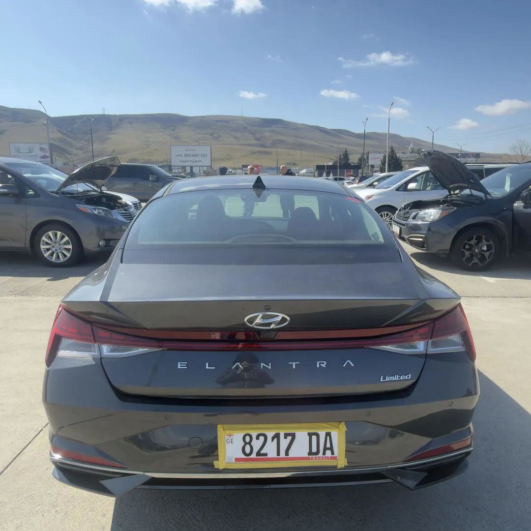 Hyundai Elantra - фото 1