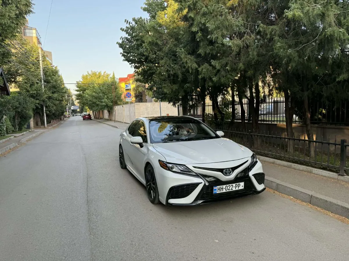Toyota Camry - фото 1