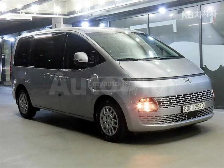 Hyundai Staria - фото 1