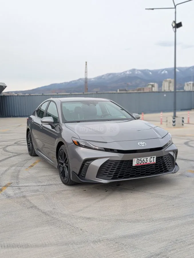 Toyota Camry - фото 1