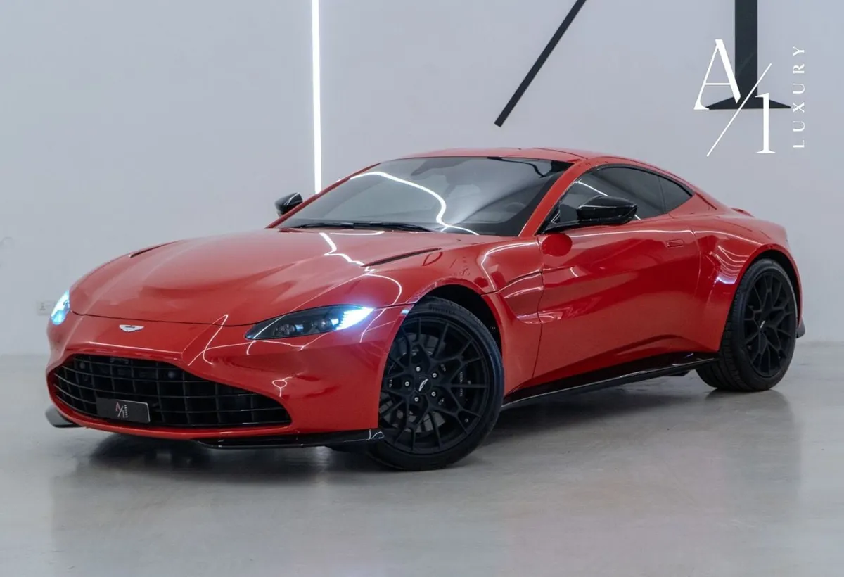 Aston Martin Vantage - фото 1