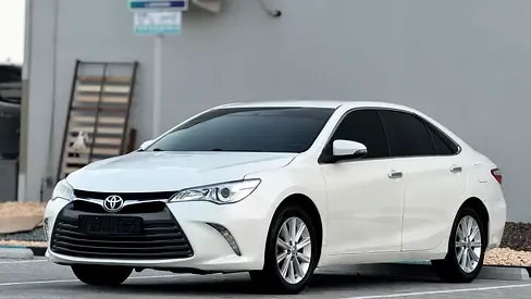 Toyota Camry - фото 1
