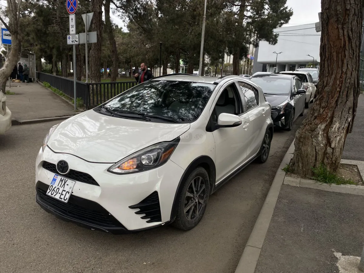 Toyota Prius C - фото 1