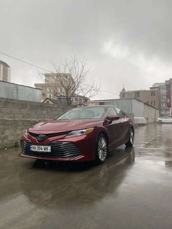 Toyota Camry - фото 1