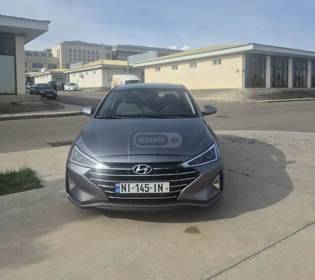 Hyundai Elantra - фото 1