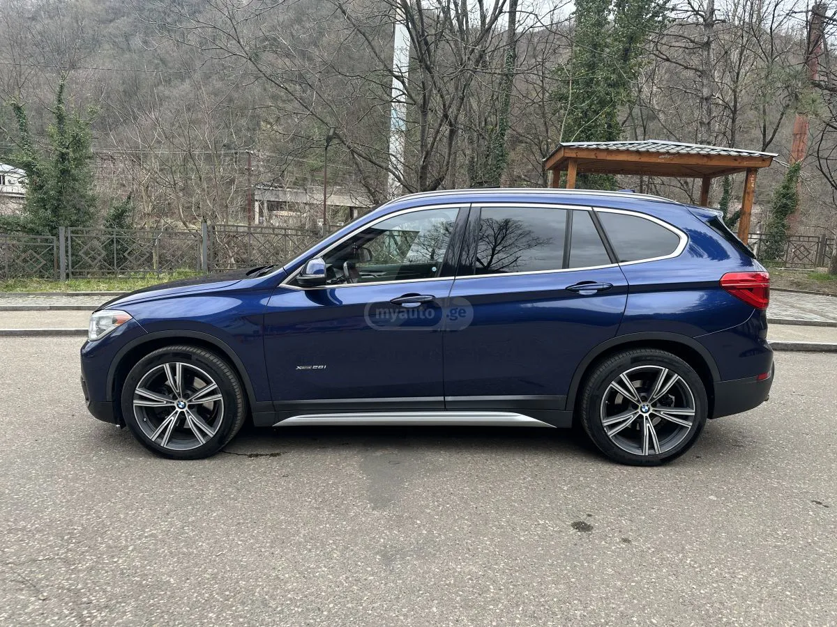 BMW X1 - фото 1