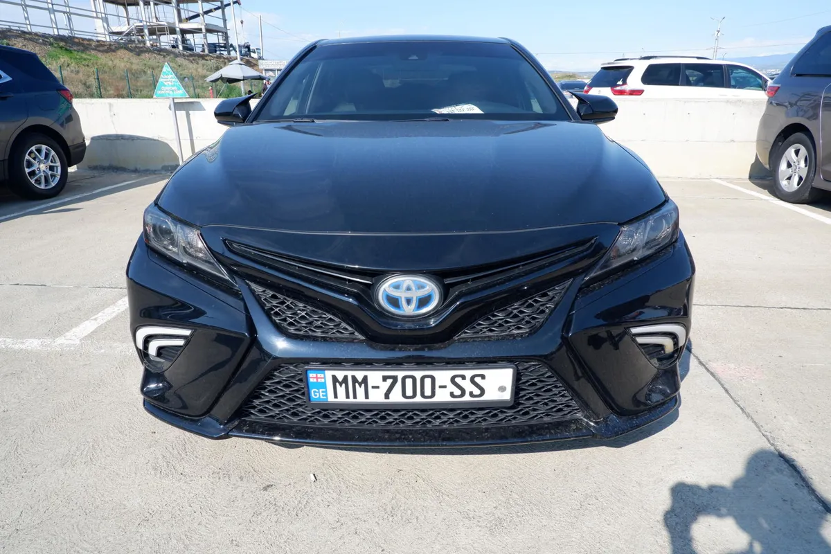 Toyota Camry - фото 1