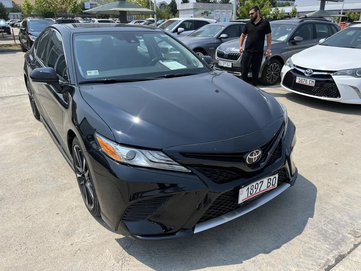 Toyota Camry - фото 1