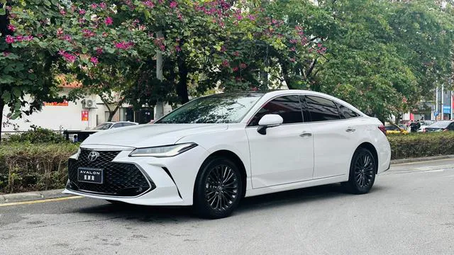 Toyota Avalon - фото 1