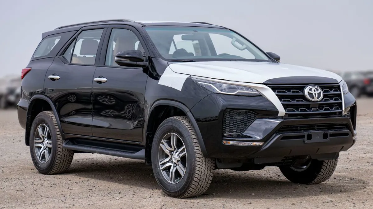 Toyota Fortuner - фото 1