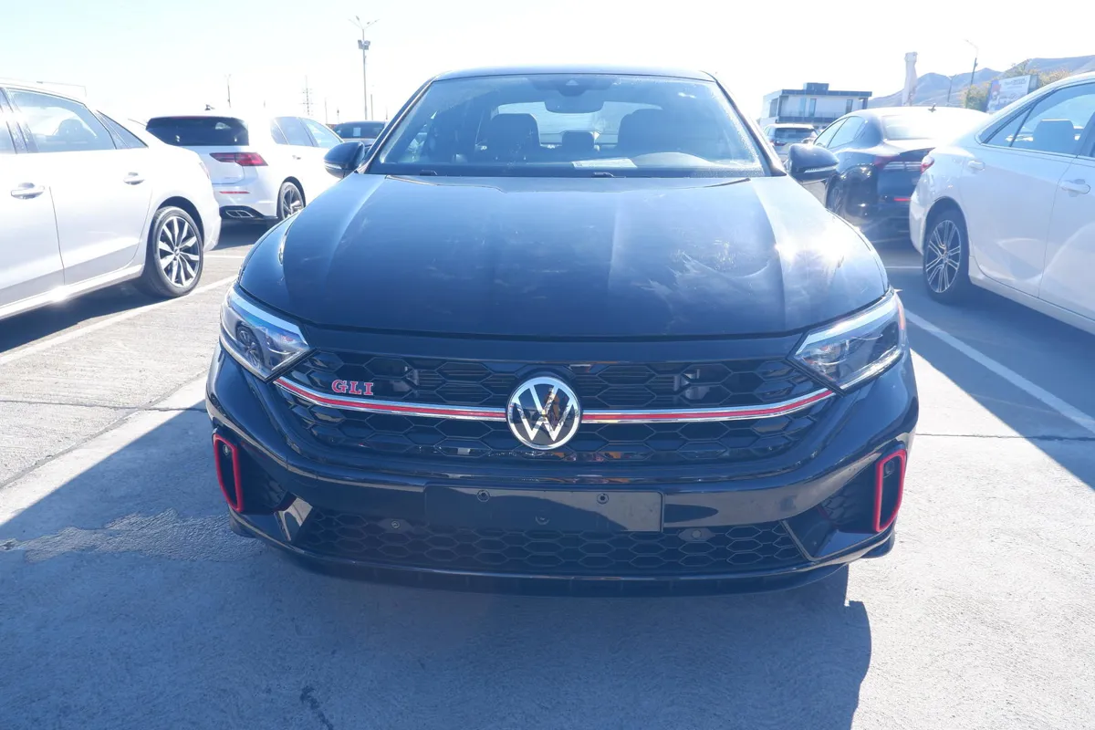 Volkswagen Jetta - фото 1