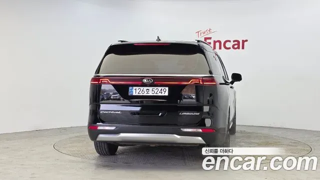 Kia Canival - фото 1