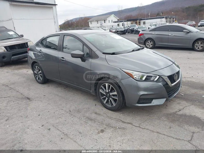 Nissan Versa - фото 1