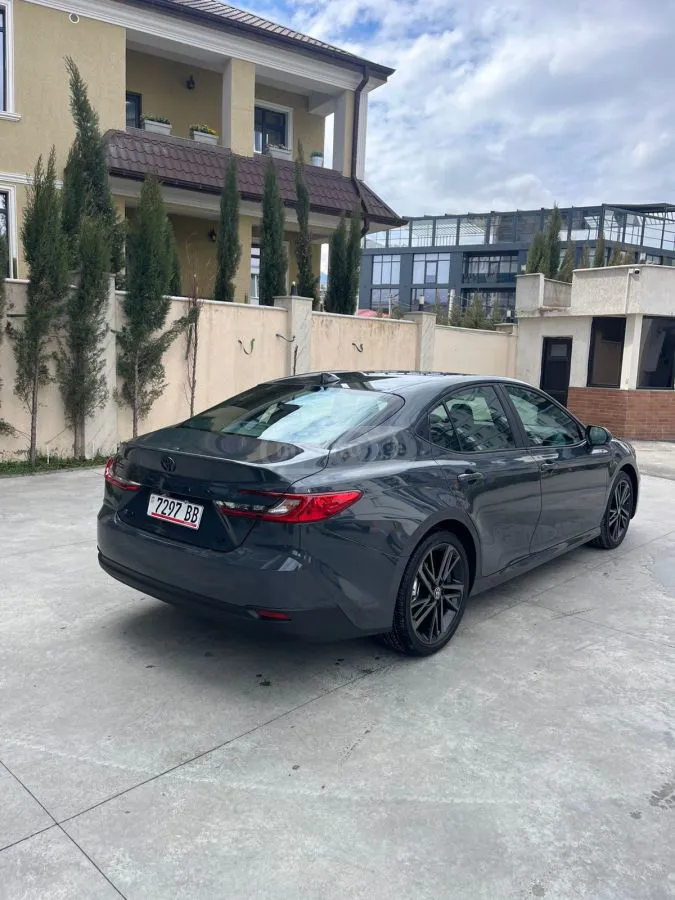 Toyota Camry - фото 1