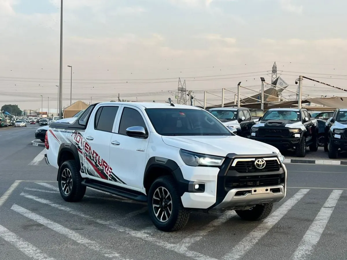 Toyota Hilux - фото 1