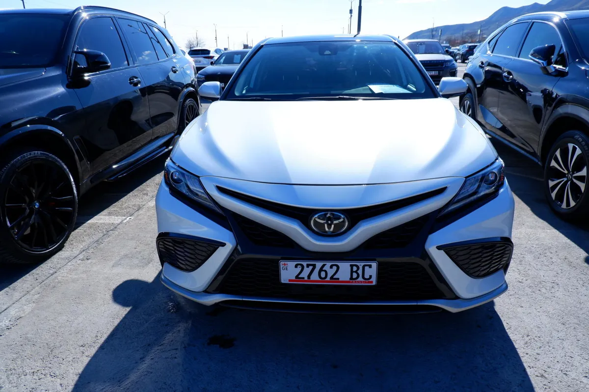 Toyota Camry - фото 1