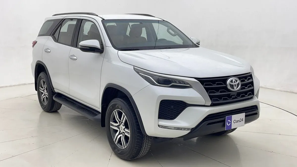 Toyota Fortuner - фото 1