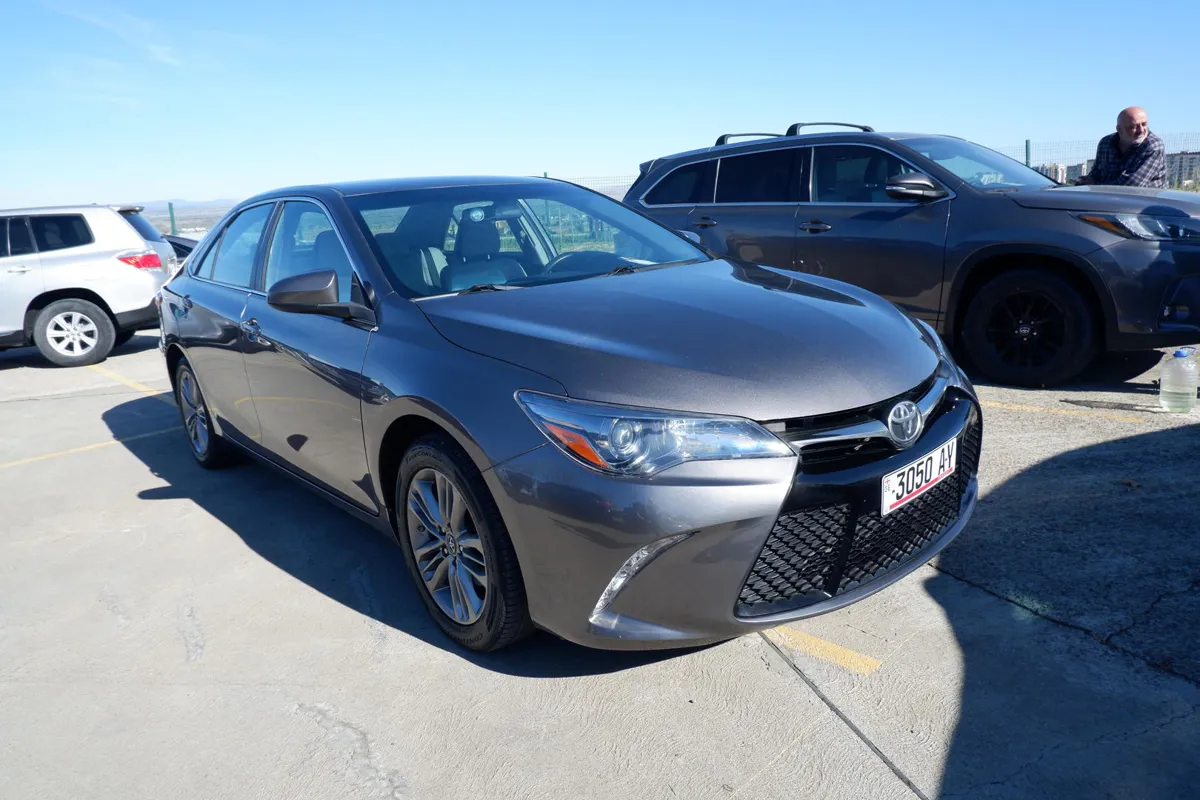 Toyota Camry - фото 1