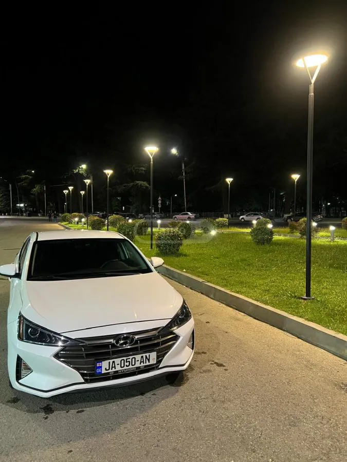 Hyundai Elantra - фото 1