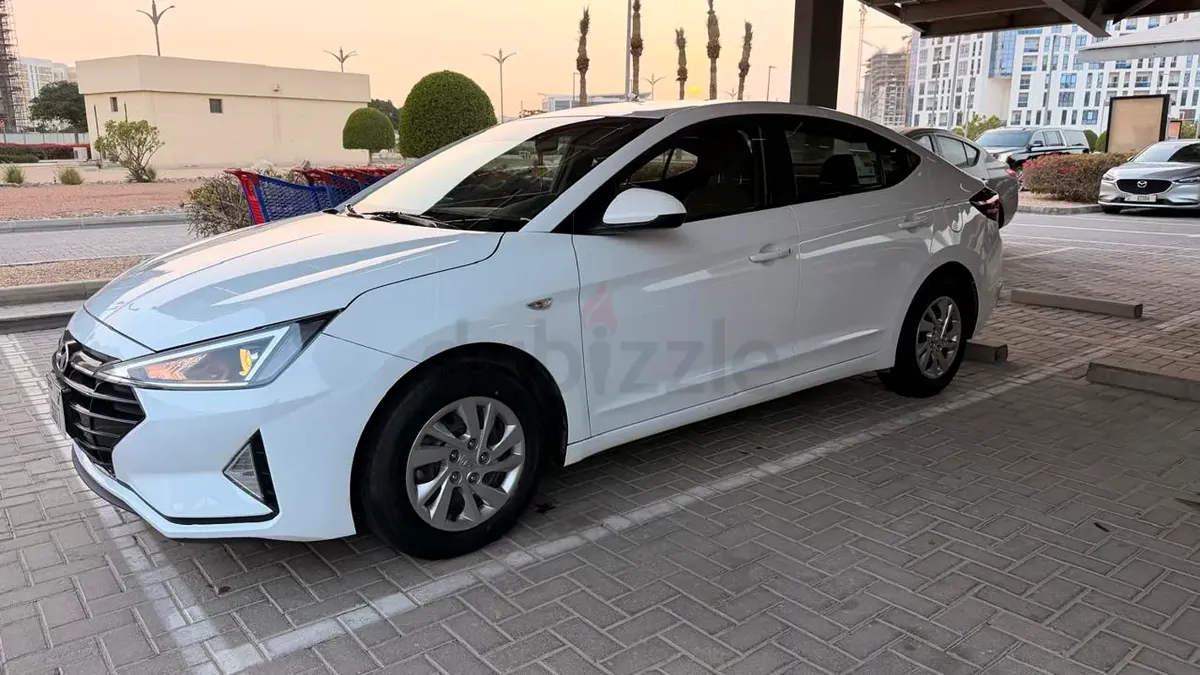 Hyundai Elantra - фото 1