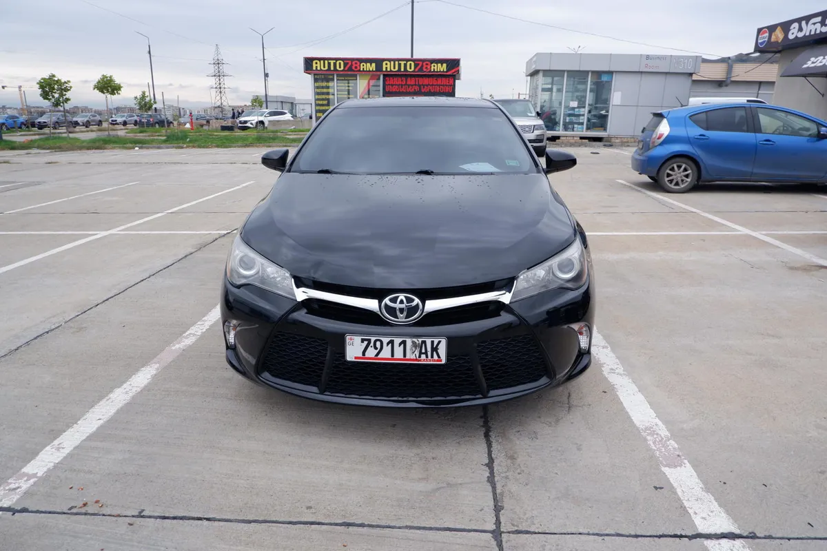 Toyota Camry - фото 1