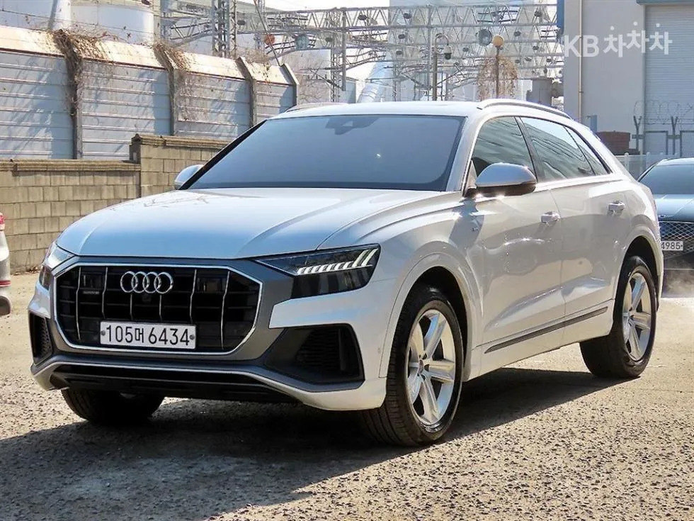 Audi Q8 3.0 45 TDI Quattro Premium - фото 1