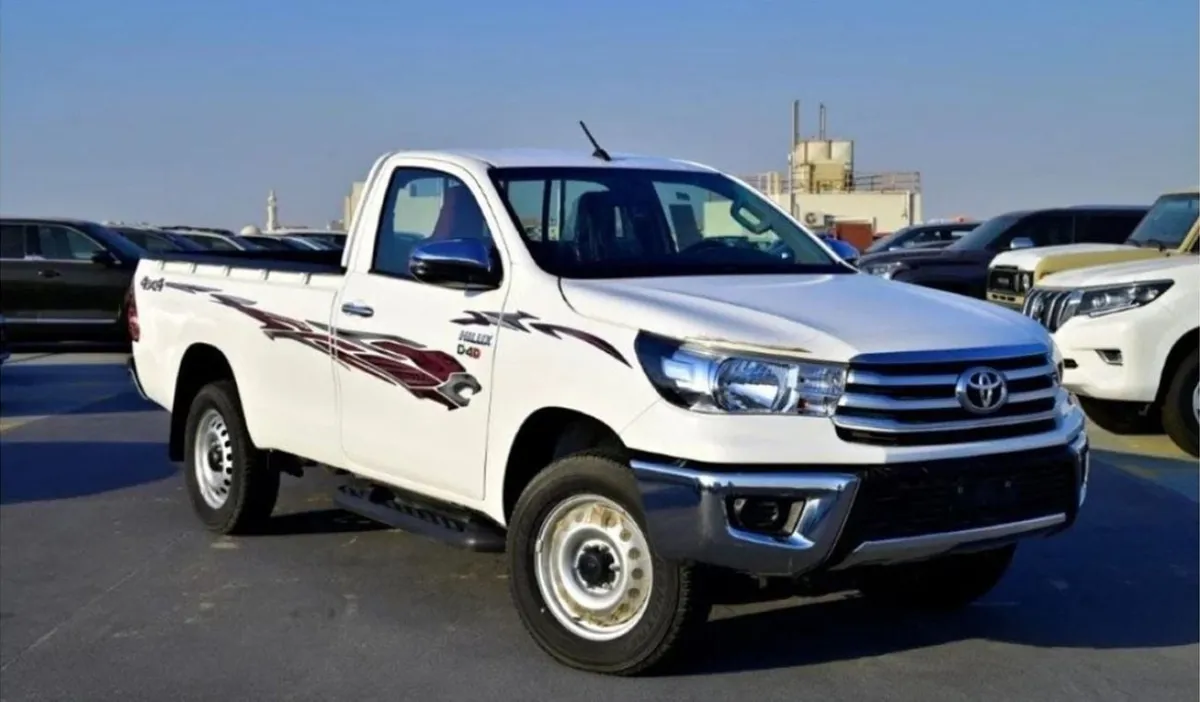 Toyota Hilux - фото 1