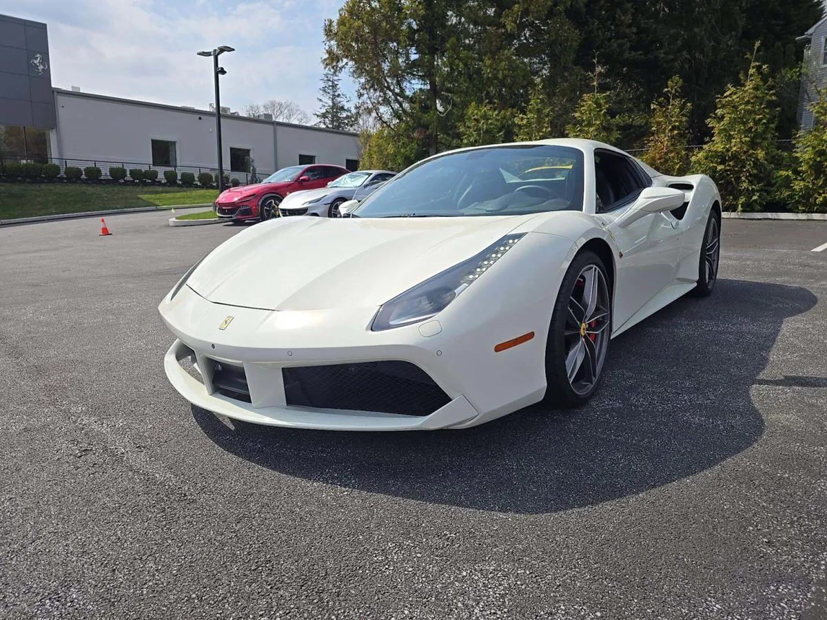 Ferrari 488 Base - фото 1