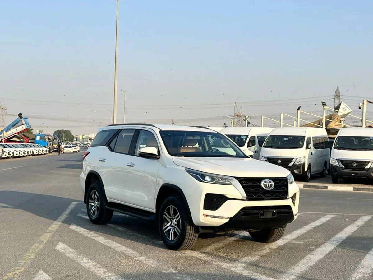 Toyota Fortuner - фото 1