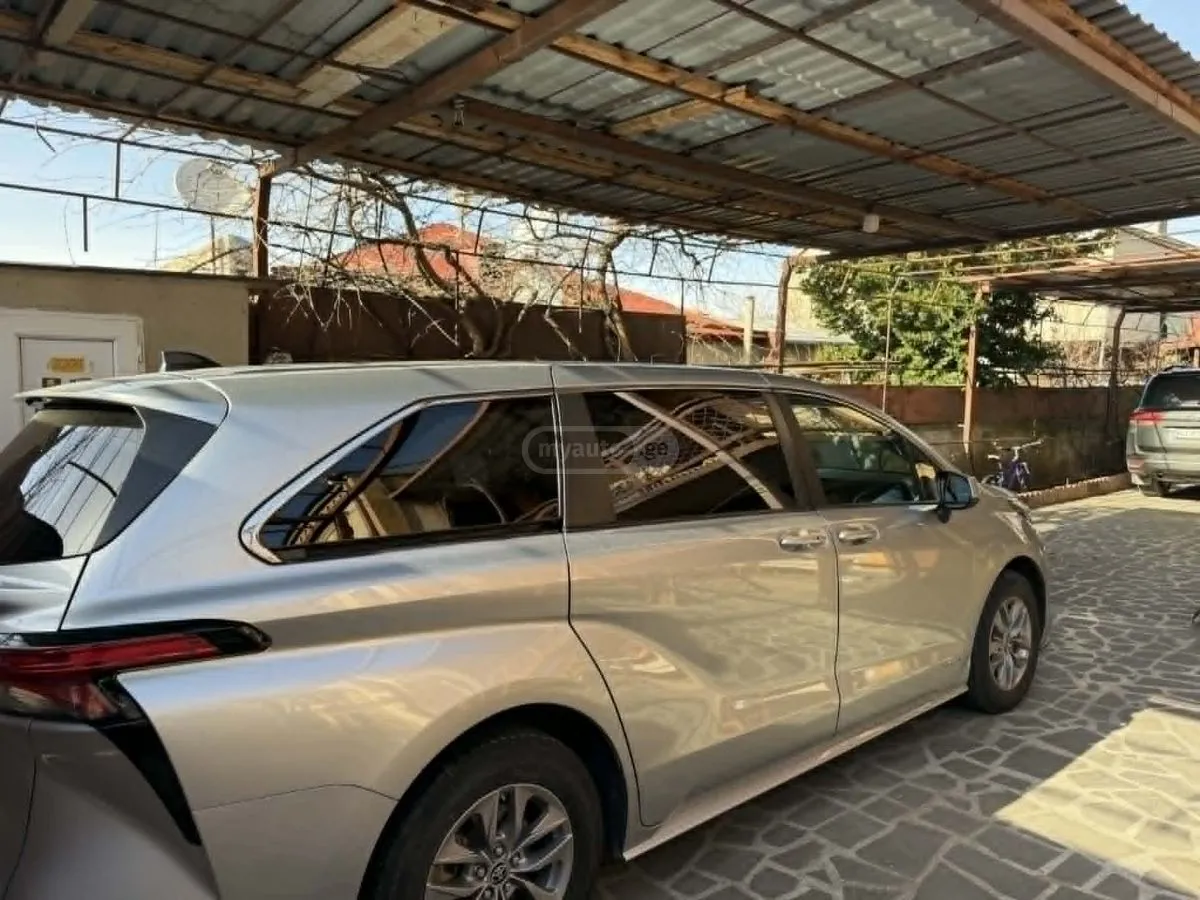 Toyota Sienna - фото 1