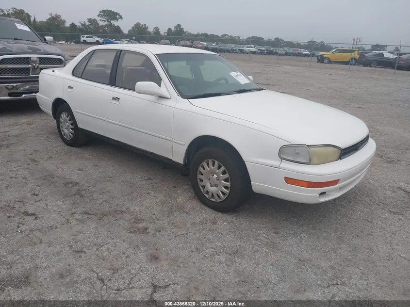 TOYOTA CAMRY LE - фото 1