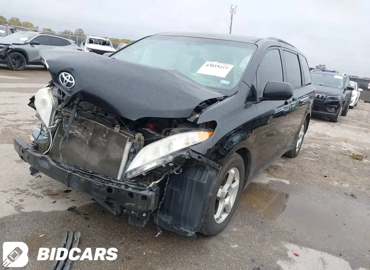 Toyota Sienna - фото 1
