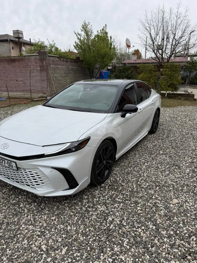 Toyota Camry - фото 1