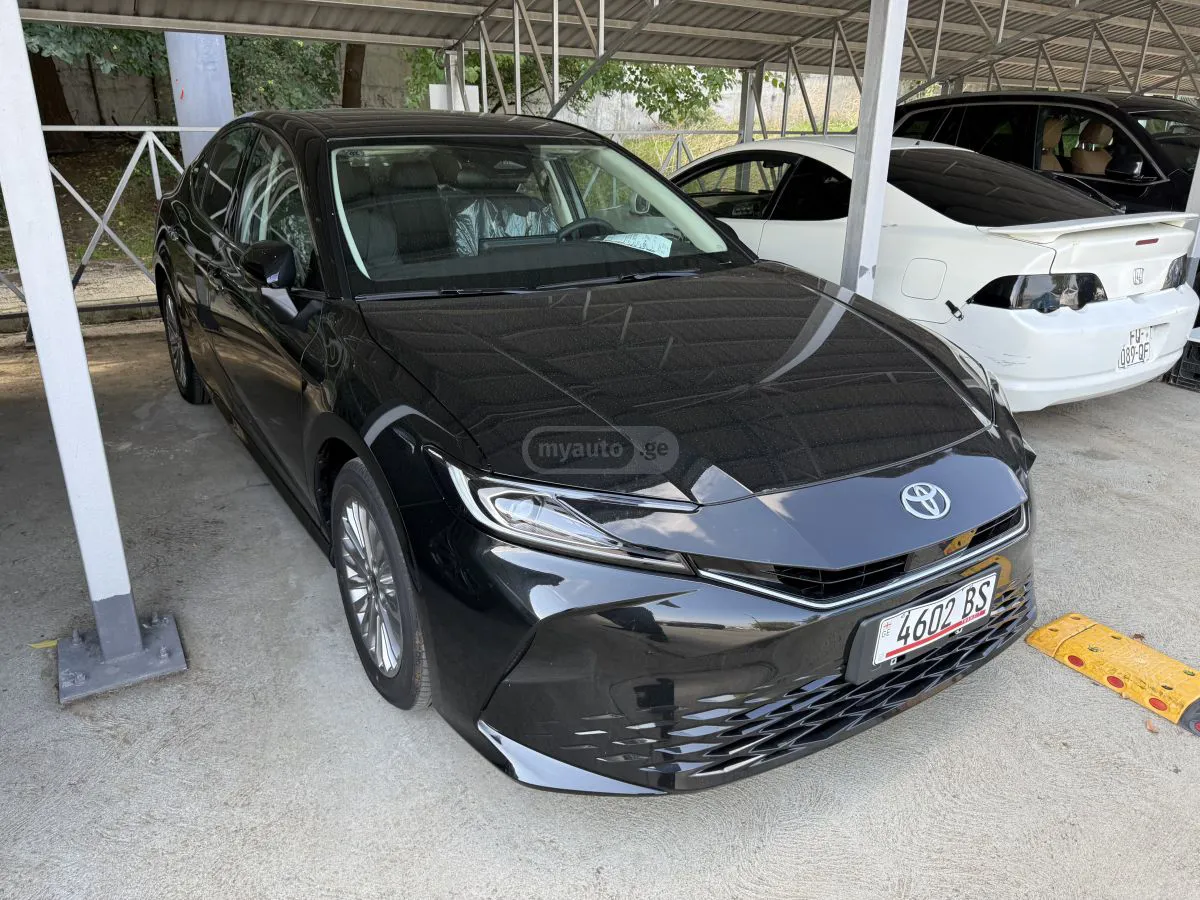 Toyota Camry - фото 1