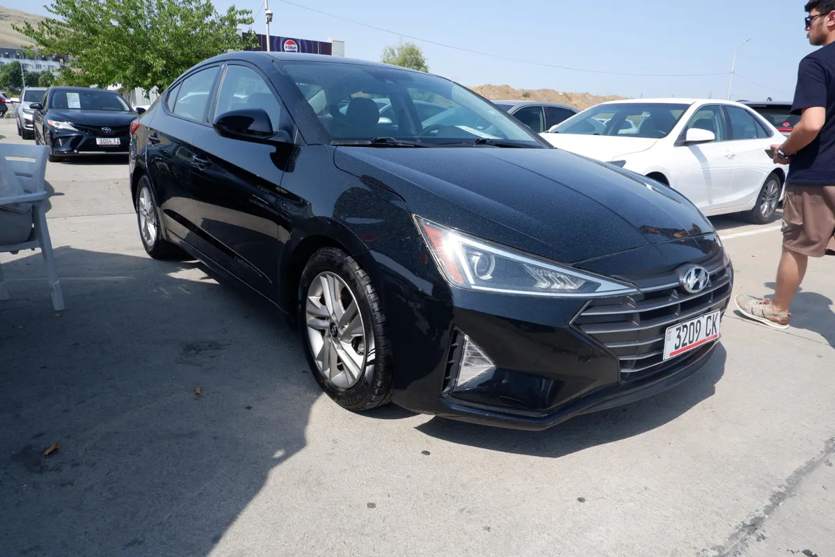 Hyundai Elantra - фото 1