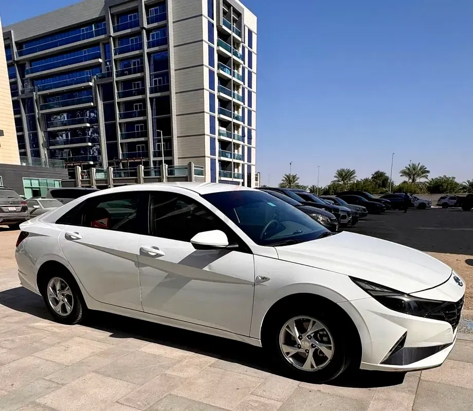 Hyundai Elantra - фото 1