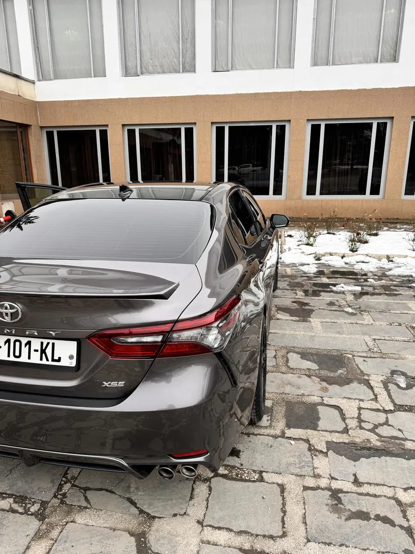 Toyota Camry - фото 1