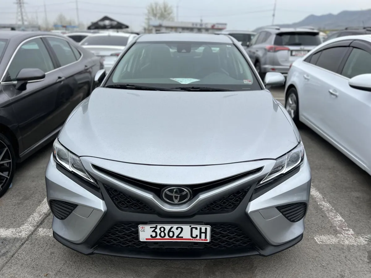 Toyota Camry - фото 1