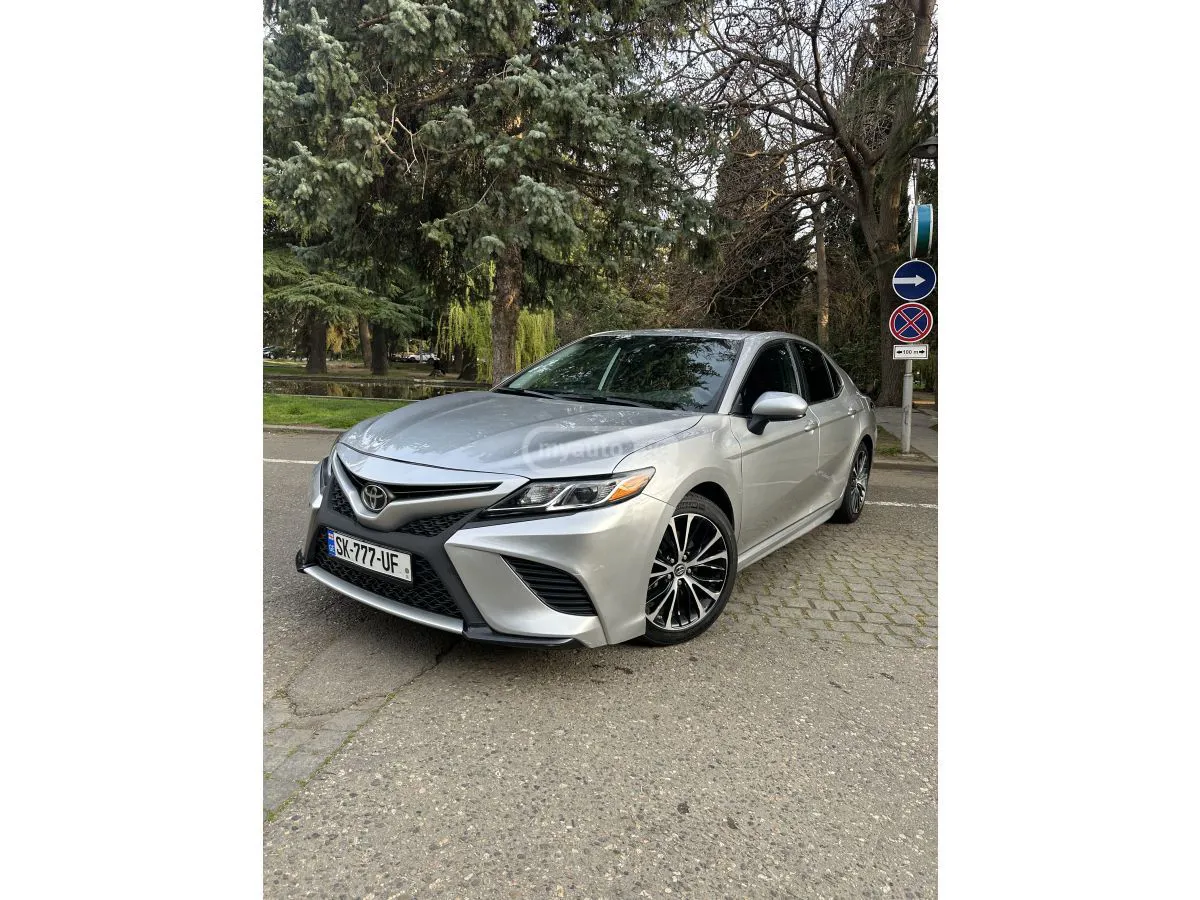 Toyota Camry - фото 1