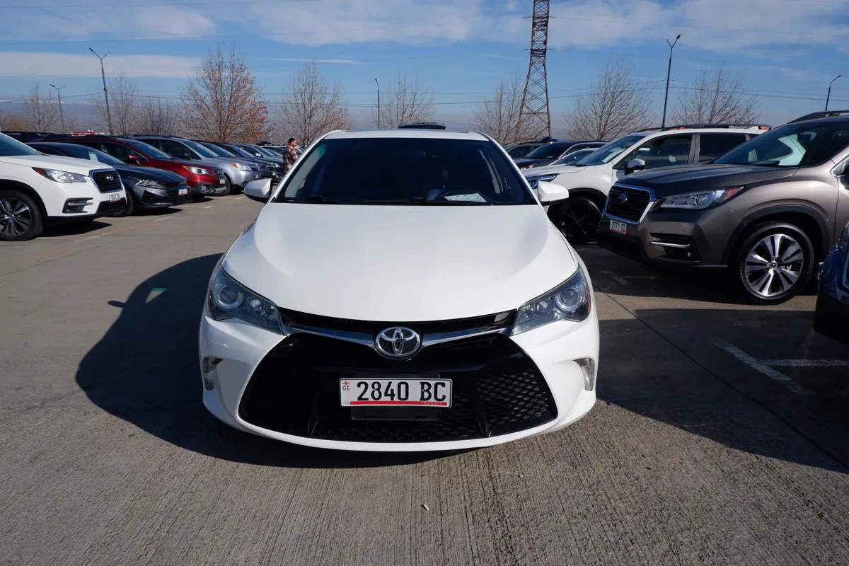Toyota Camry - фото 1