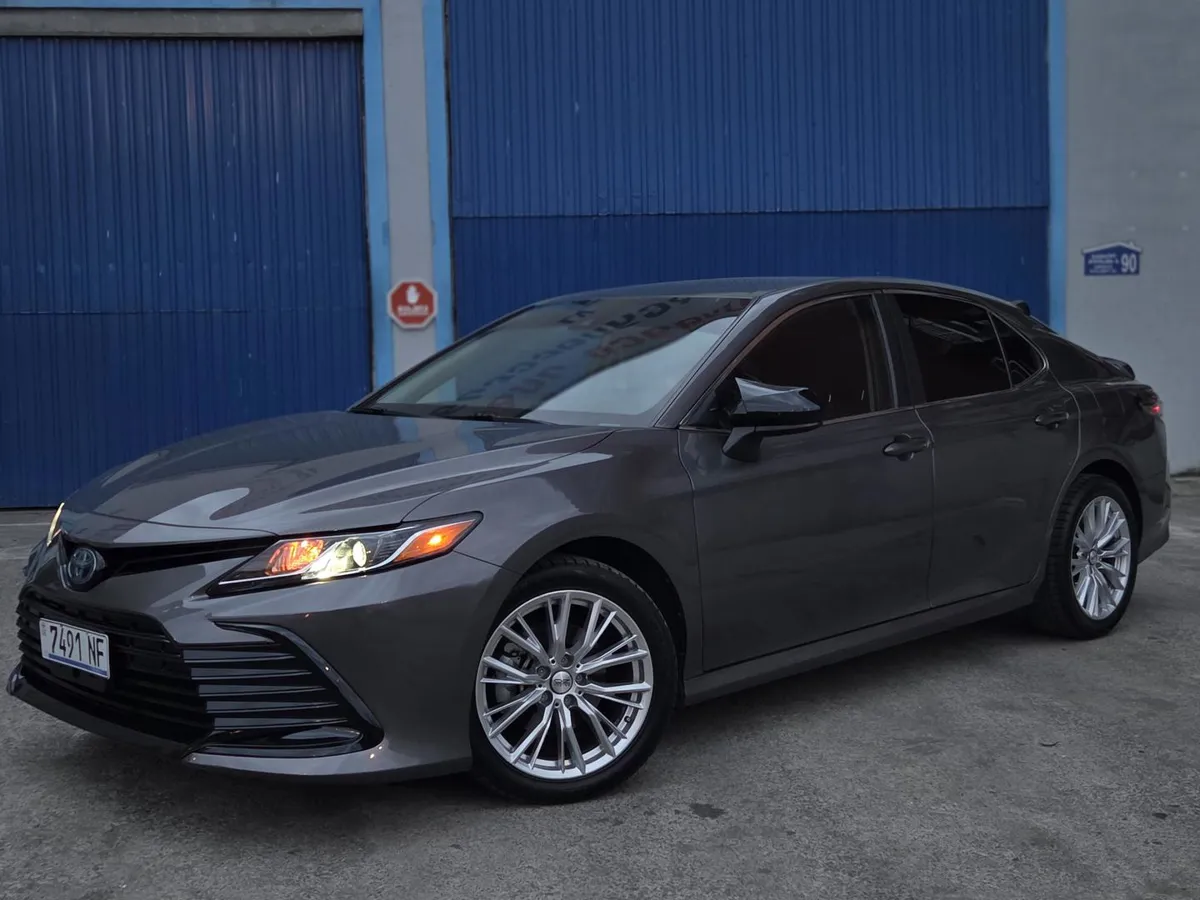 Toyota Camry - фото 1