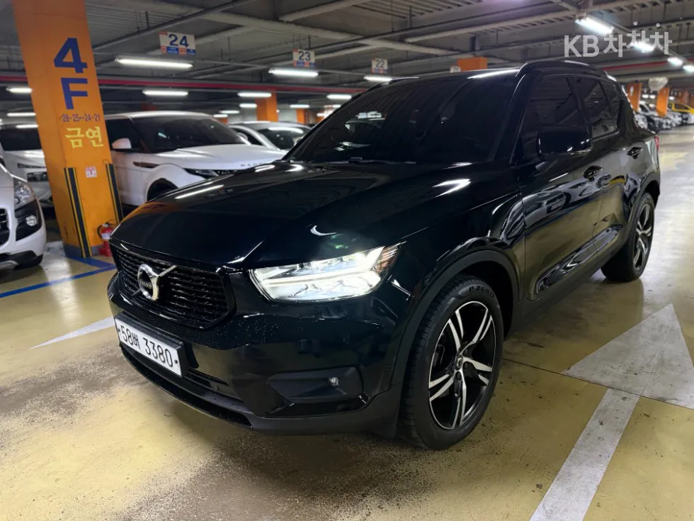 Volvo XC40 T4 AWD R-Design - фото 1