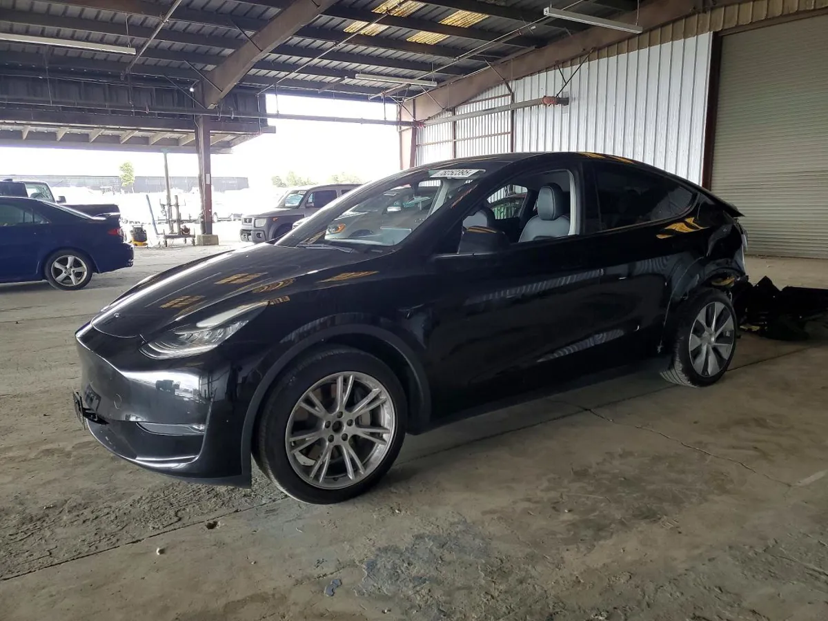 TESLA MODEL Y - фото 1