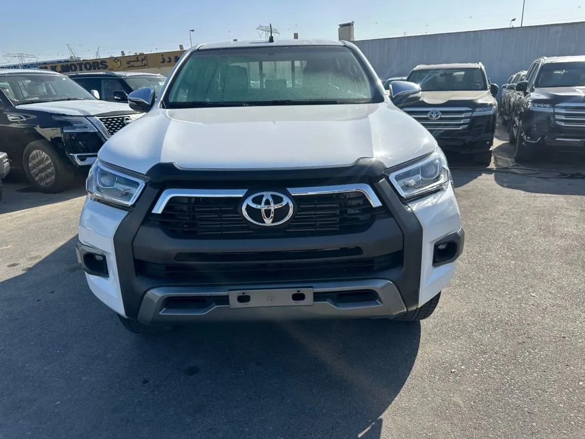 Toyota Hilux - фото 1